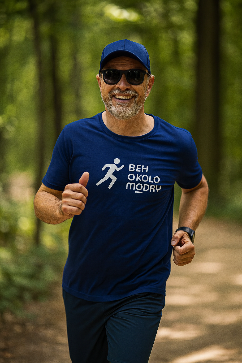 Bežec na lesnej trase